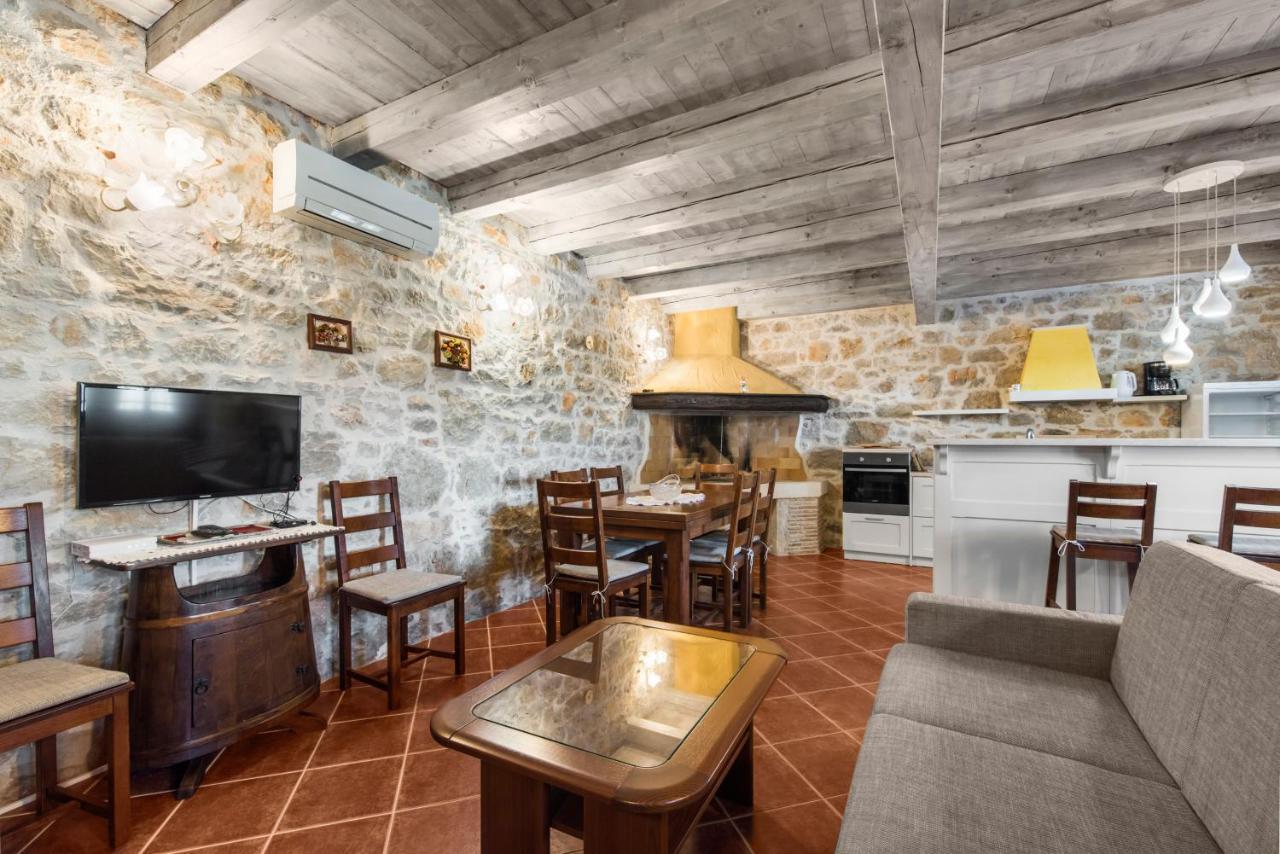 Villa Antonci-18, Pool, 3 Houses, Jacuzzi, Private Territory Antonci  Екстериор снимка